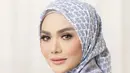 Mimi KD juga tampil soft dengan hijab bermotif yang cocok dengan riasan wajanya. @vanillahijab