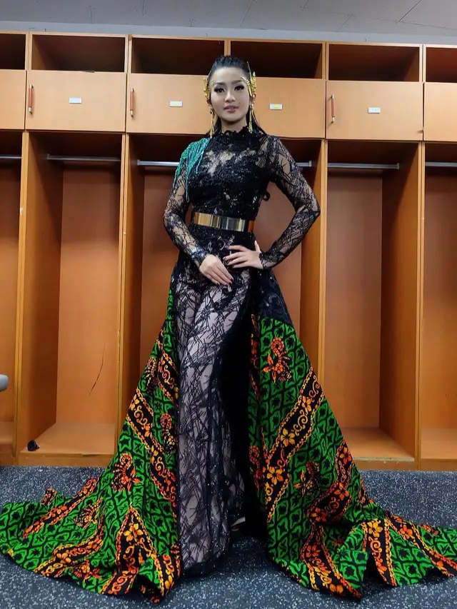 7 Gaya Fitri Carlina saat Pakai Kebaya, Tampil Menawan