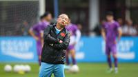 Pelatih Timnas Vietnam, Park Hang-seo saat latihan resmi menjelang laga semifinal Piala AFF 2022 melawan Timnas Indonesia yang berlangsung di Stadion Utama Gelora Bung Karno (SUGBK), Jakarta, Kamis (05/01/2023). (Bola.com/Bagaskara Lazuardi)