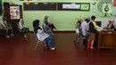Suasana pembagian laporan hasil belajar (rapor) kenaikan kelas di SD Negeri Menteng 01, Jakarta, Kamis (25/6/2020). Pembagian dilaksanakan mengikuti protokol kesehatan pencegahan penularan COVID-19 serta membagikan rapor secara bertahap dari 24-26 Juni 2020. (Liputan6.com/Herman Zakharia)