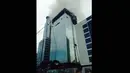 Kondisi Wisma Kosgoro di Jalan MH. Thamrin, Jakarta Pusat, hingga pukul 08.00 WIB, Selasa (10/3/2015) masih saja mengalami kebakaran. (twitter.com/dewa_Tee)