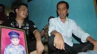 Jokowi terlihat sedang berbincang dengan orangtua Renggo dan mendengarkan kronologi bagaimana Renggo meninggal. (Liputan6.com/Herman Zakharia)