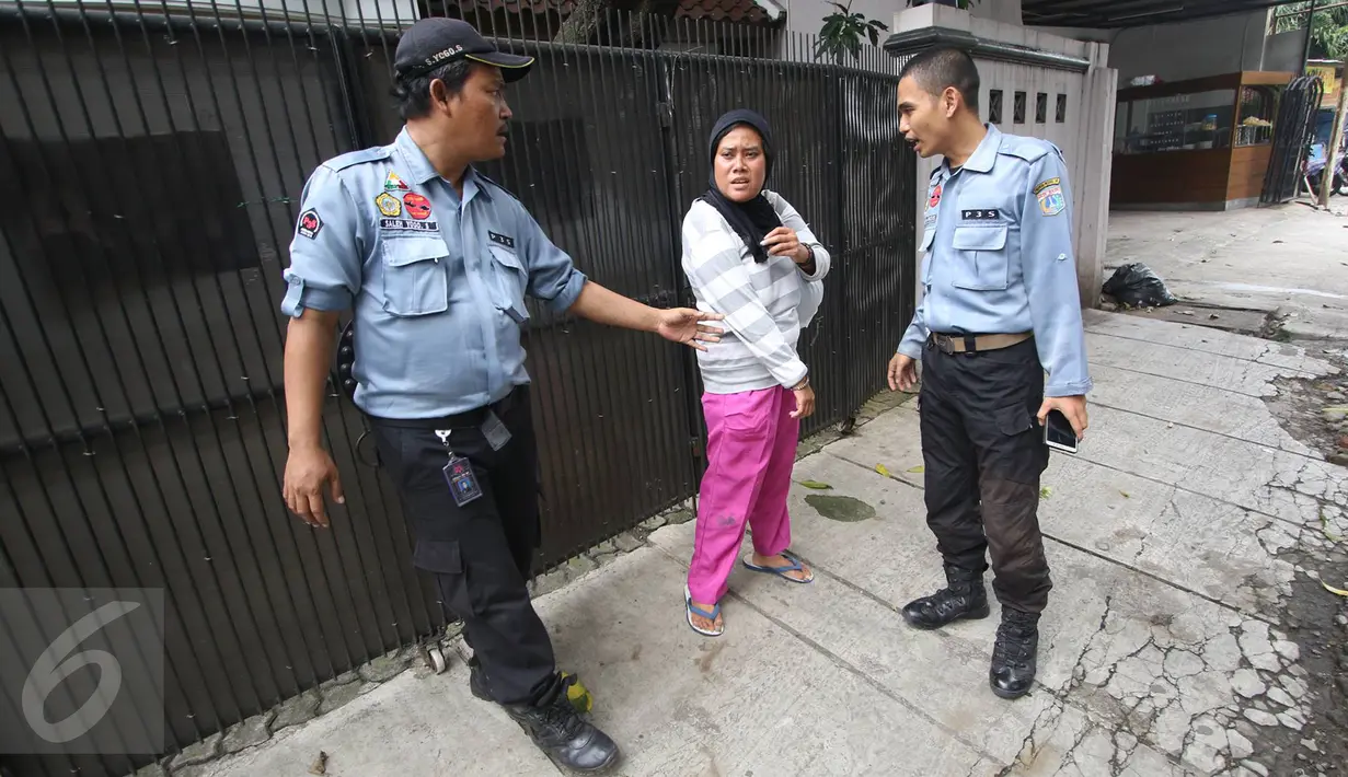 Seorang wanita yang diduga pengemis dibawa Petugas Dinas Sosial di kawasan Pasar Minggu, Jakarta, Rabu (8/3). (Liputan6.com/ Immanuel Antonius)