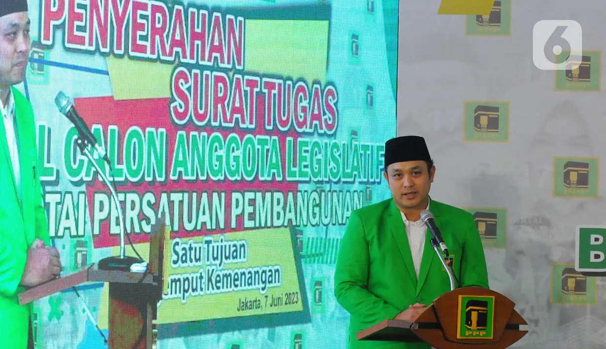 Bakal calon anggota legislatif (Bacaleg) dari PPP yang juga artis sekaligus presenter ternama Gilang Dirgahari (Gilang Dirga) menerima berkas dan surat tugas  di Kantor DPP PPP, Jakarta, Rabu (7/6/2021). (merdeka.com/Imam Buhori)