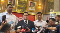 Menteri Pemuda dan Olahraga (Menpora) Erick Thohir (tengah) didampingi pendahulunya Dito Ariotedjo (kiri) dan Wamenpora Taufik Hidayat usai serah terima jabatan di Auditorium Wisma Kemenpora, Senayan, Jakarta Pusat pada Kamis (18/9/2025). (Liputan6.com/Melinda Indrasari)