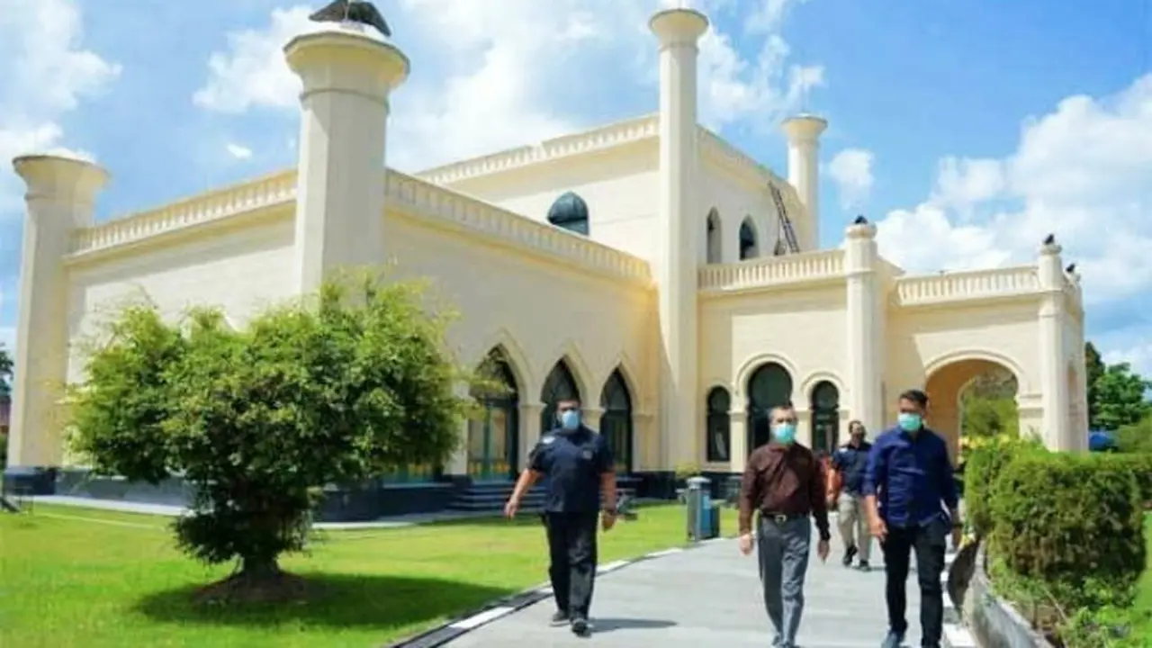 Gubernur Riau Syamsuar berkunjung ke Istana Siak sebagai destinasi wisata di Riau.