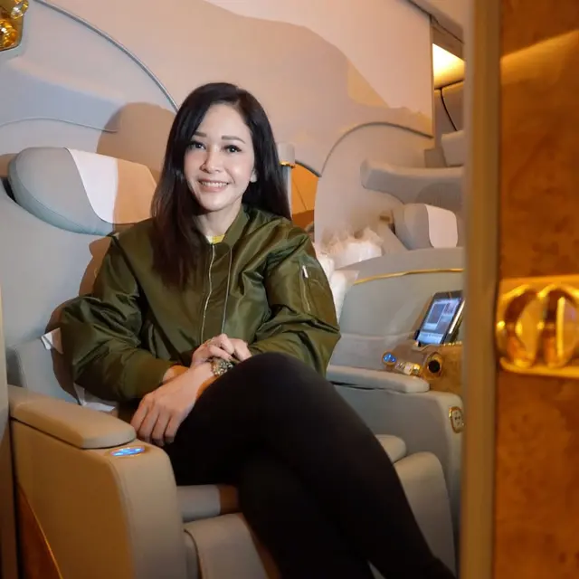 Gaya Maia Estianty Saat di Bangku Pesawat First Class/ Instagram @maiaestiantyreal