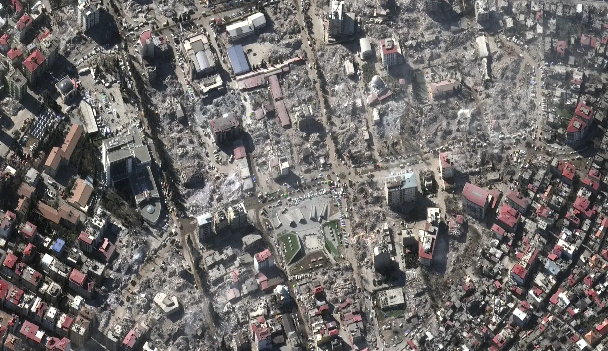 Gambar Citra satelit menunjukkan ikhtisar kerusakan bangunan yang luas dan pemindahan puing-puing di Kahramanmaras, Turki, Senin, 13 Februari 2023. Terdapat kerusakan signifikan pada infrastruktur penting di seluruh wilayah tersebut. (Satellite image ©2023 Maxar Technologies via AP)