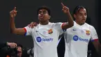 Pemain Barcelona, Lamine Yamal (kiri) melakukan selebrasi setelah mencetak gol kemenangan timnya ke gawang Osasuna pada babak semifinal Piala Super Spanyol di Stadion Al-Awwal, Riyadh, Arab Saudi, Kamis (11/01/2024). (AFP/Fayez Nureldine)