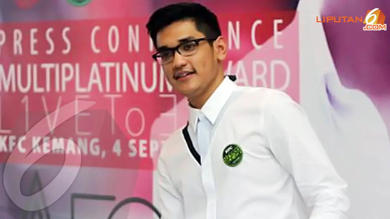 afgan-singer-130904c.jpg