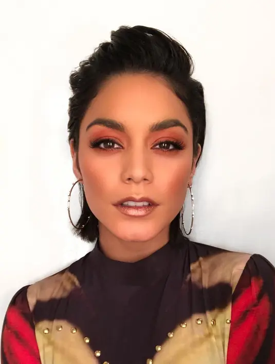 Namun sayangnya, tujuan Vanessa mengunggah foto tersebut bukanlah untuk memamerkan cincin yang berada di jari manisnya. (instagram/vanessahudgens)