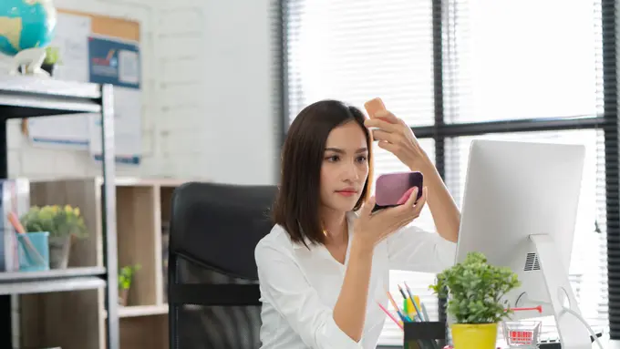 Ternyata Ini Lho Trik Menggunakan Ulang Sunscreen Tanpa Merusak Makeup, Sudah Tahu?