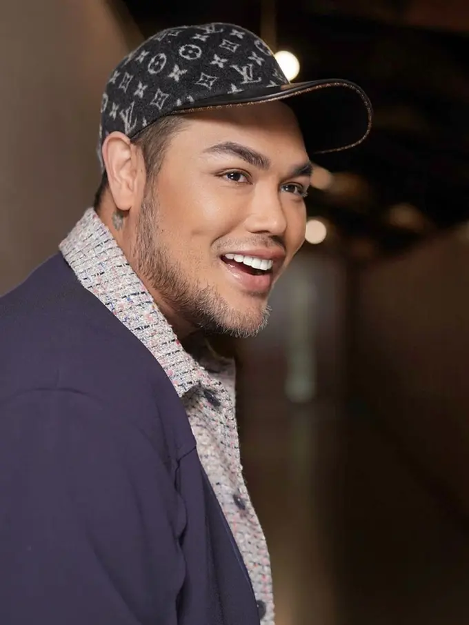 FOTO: Gaya Ivan Gunawan saat Pakai Topi, Tampil Menawan