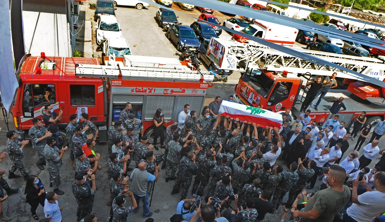 Sejumlah orang membawa peti mati petugas pemadam kebakaran Joe Noon yang tewas dalam ledakan di Beirut, Lebanon, Rabu (12/8/2020). Pelaksana tugas Menteri Kesehatan Lebanon Hamad Hassan pada 11 Agustus 2020 mengumumkan korban tewas akibat ledakan itu telah mencapai 171 orang. (Xinhua/Bilal Jawich)