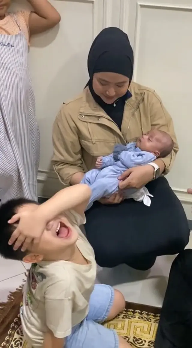 Diajak jenguk anak saudra, momen Athar putra Citra Kirana malah minta adik ini gemesin pol