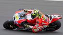 Pebalap tim Ducati, Andrea Iannone akan mengawali balapan dari urutan ketiga. Dia hanya terpaut 0.665 detik atas Marquez. (AP Photo/Natacha Pisarenko)