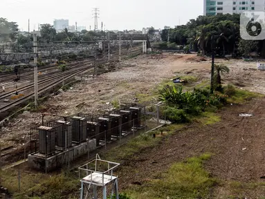 Suasana Stasiun Tanah Abang, Jakarta, Kamis (4/5/2023). Pengembangan Stasiun Tanah Abang resmi dimulai sejak 30 April 2023. (Liputan6.com/Johan Tallo)