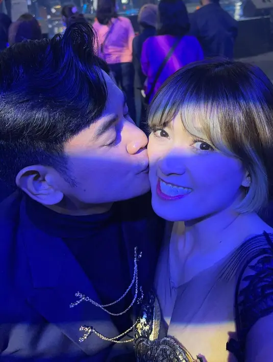 Di tengah penonton, Dwi Andhika memberikan ciuman di pipi Chika Jessica, yang disambut dengan senyuman. (Foto: Instagram/@chikajessica88)