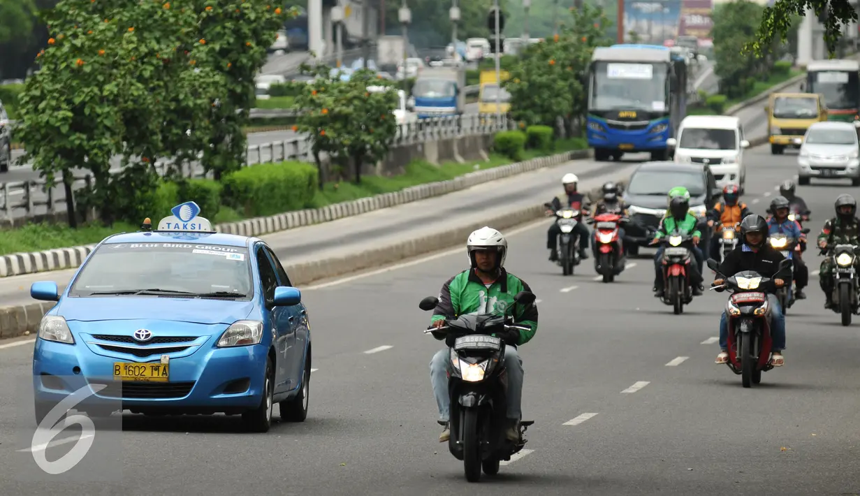 Pengendara ojek on line melintas di Jalan Gatot Subroto, Jakarta, Jumat (18/12/2015). Setelah sempat dilarang pengoperasiannya oleh Kementerian Perhubungan, kini ojek online diperbolehkan beroperasi kembali. (Liputan6.com/Helmi Fithriansyah)
