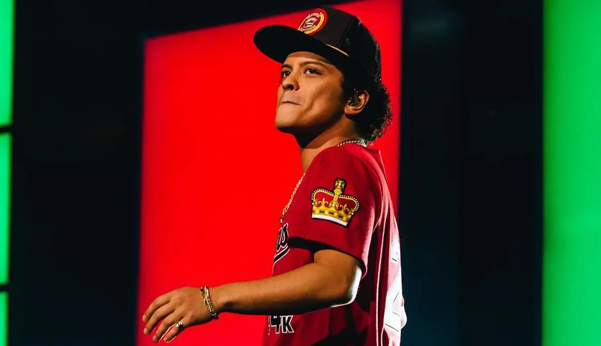 Bruno Mars menegur fansnya yang merekam video saat konser di Newark pada 2013 lalu. "Ini tugas kami untuk membuatmu berdansa. Kamu tak bisa melakukannya saat merekam video kan?" ujarnya. (instagram/brunomars)