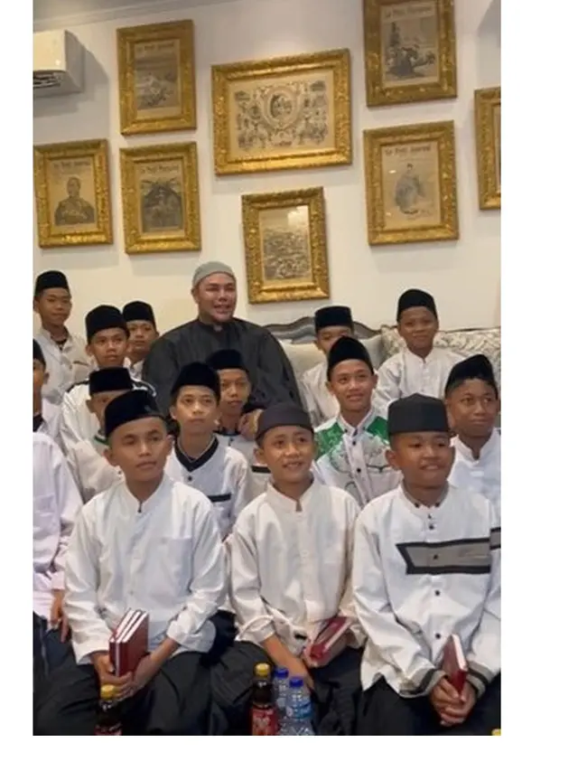Gelar Pengajian, Ini 8 Potret Ivan Gunawan Pakai Gamis dan Peci yang Curi Perhatian