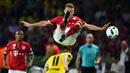 Pemain Bayern Munchen, Joshua Kimmich (atas), berebut bola dengan pemain Borussia Dortmund, Marco Reus, dalam final DFB Pokal di Olympiastadion Berlin, Sabtu (25/5/2016). (AFP/John Macdougall) 