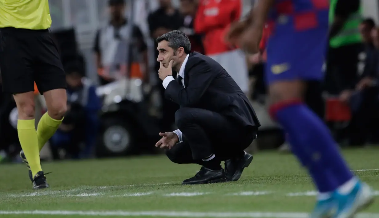 Pelatih Barcelona Ernesto Valverde memantau pertandingan semifinal Piala Super Spanyol antara Barcelona dan Atletico Madrid di King Abdullah Stadium, Jeddah, Arab Saudi, Jumat (10/1/2020). Valverde dipecat usai Blaugrana gagal memenangkan Piala Super Spanyol. (AP Photo/Amr Nabil)