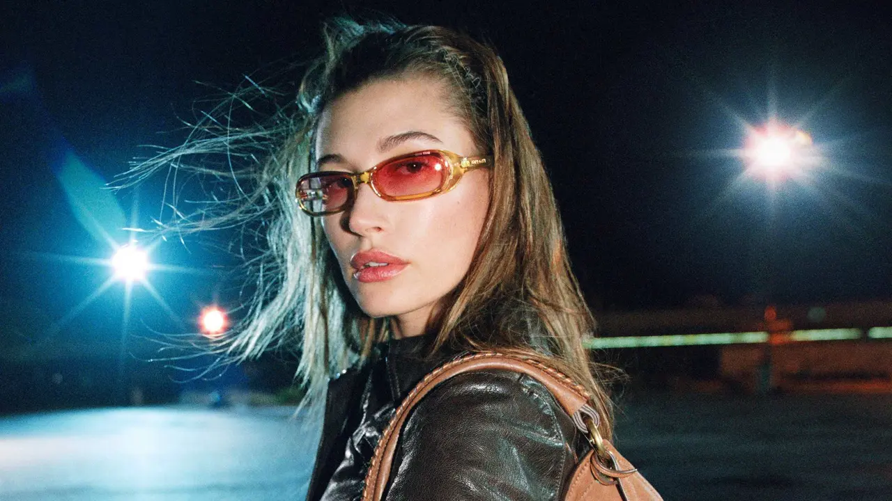 Hailey Bieber Tampil Feminin dengan Estetika 1970-an dan Awal 2000-an di Kampanye Miu Miu Fall/Winter 2026