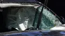 Petugas penyelamat harus mengeluarkan Woods dari mobil melalui bagian kaca depan mobil SUV miliknya. (Foto: AP/Ashley Landis)