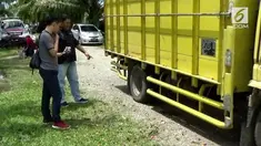 Seorang bocah SD tewas setelah motornya menabrak truk. Motor nahas tersebut sebelumnya dinaiki empat orang.