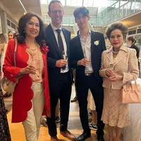 Potret Kartika Sari Dewi hadiri wisuda anak bersama Ratna Sari Dewi Soekarno (Sumber: Instagram/@kartikasoekarnofoundation)