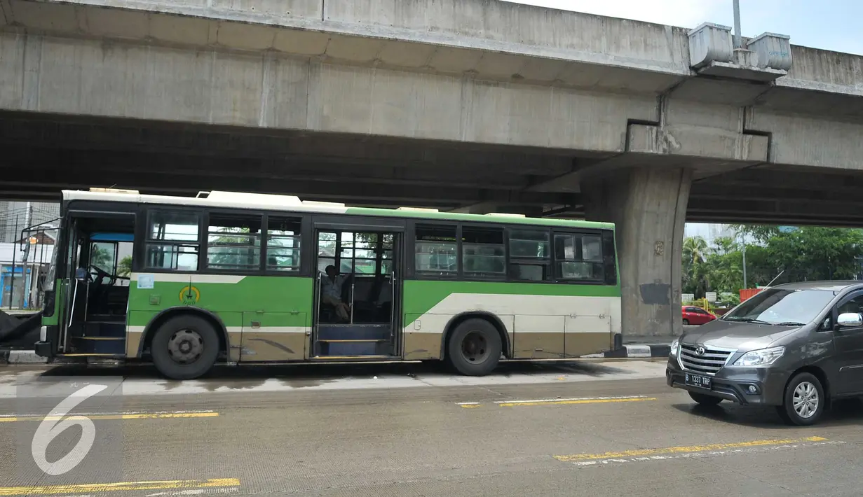 Pengemudi bersantai didalam bus PPD 43 jurusan tanjung priok cililitan yang sedang mogok di Jakarta, senin, (15/2). Dari data Dishubtrans, beberapa trayek bus besar yang dihapus adalah PPD 41A (Kampung Rambutan-Dr Sutomo). (Liputan6.com/Gempur M Surya)