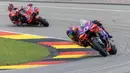 Pembalap Prima Pramac Racing, Jorge Martin memimpin balapan diikuti pembalap Ducati Lenovo, Francesco Bagnaia saat MotoGP Jerman 2024 yang berlangsung di Sirkuit Sachsenring, Jerman, Minggu (07/07/2024) waktu setempat. (AFP/Radek Mica)