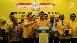 Ketum Partai Golkar Airlangga Hartarto (tengah) bersama sejumlah pengurus membuka diskusi BALITBANG Partai Golkar di Jakarta, Kamis (14/2). Diskusi ini digelar jelang debat kedua calon presiden. (Liputan6.com/JohanTallo)