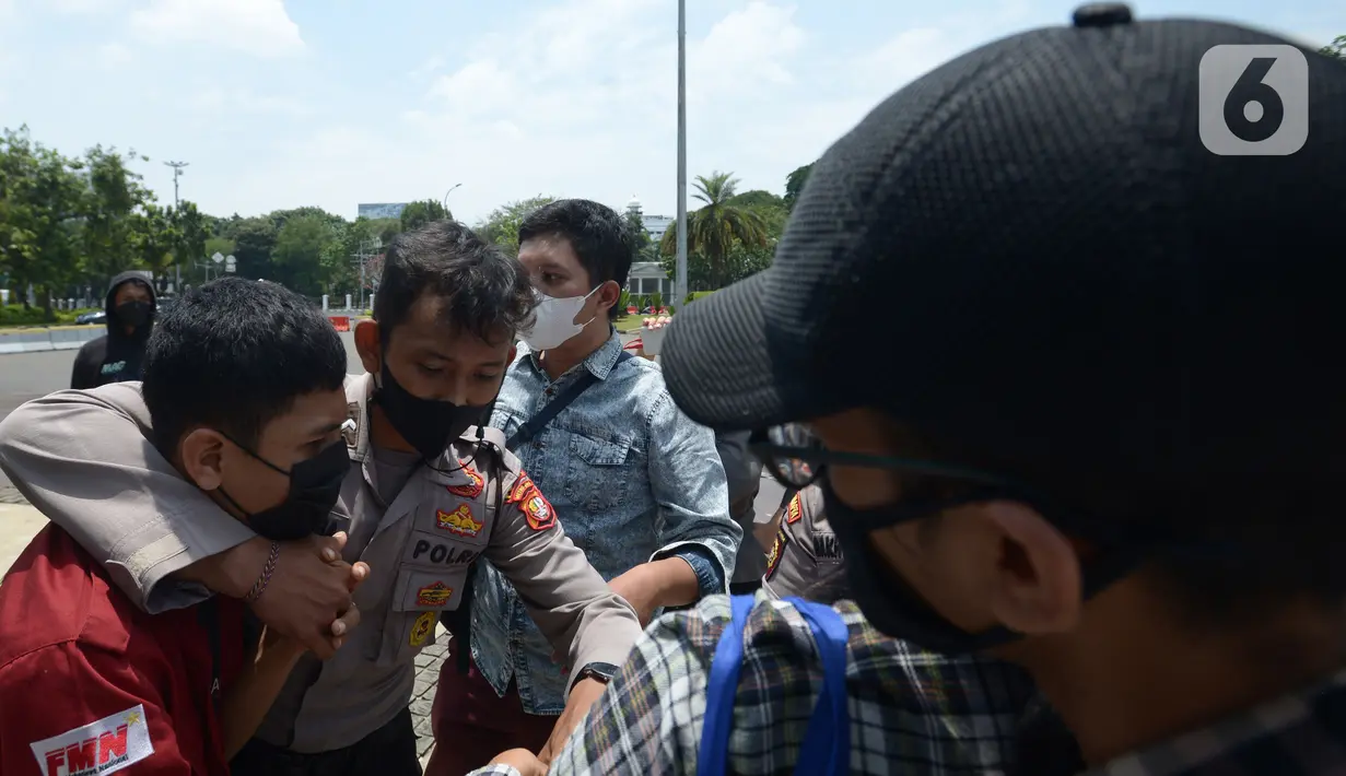 Polisi membubarkan paksa peserta aksi tolak monopoli tanah dan pangan di depan Gedung Istana Negara, Jakarta, Kamis (23/9/2021). Aksi memperingati Hari Tani Nasional 2021 dan merespons KTT UN-FSS yang membahas sistem pangan itu berakhir ricuh dan dibubarkan paksa polisi. (merdeka.com/Imam Buhori)