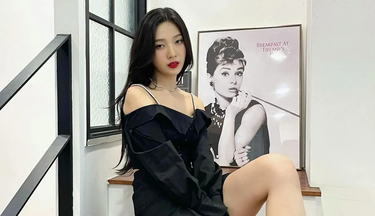 Wanita yang disebut sebagai kekasih penyanyi Crush ini pun terbilang aktif mengunggah berbagagi gaya OOTD di akun Instagram. Ia juga beberapa kali terlihat menggunakan busana bernuansa hitam yang membuatnya terlihat semakin elegan. (Liputan6.com/IG/@_imyour_joy)