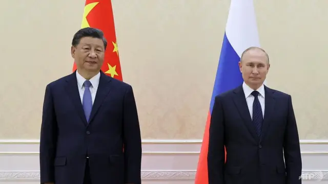 Presiden Rusia Vladimir Putin menerima kedatangan Presiden China Xi Jinping di Samarakand, Uzbekistan. (Foto: Alezandr Demyanmchuk/AFP)
