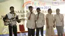 Sejumlah siswa tuna netra menampilkan keahlian dalam musik dan bernyanyi menggunakan bahasa Jerman, Jakarta, Jumat (17/2). Yayasan Mitra Netra gelar festival Mitra Netra 2017 menampilkan beragam keterampilan siswa tuna netra. (Liputan6.com/Yoppy Renato)
