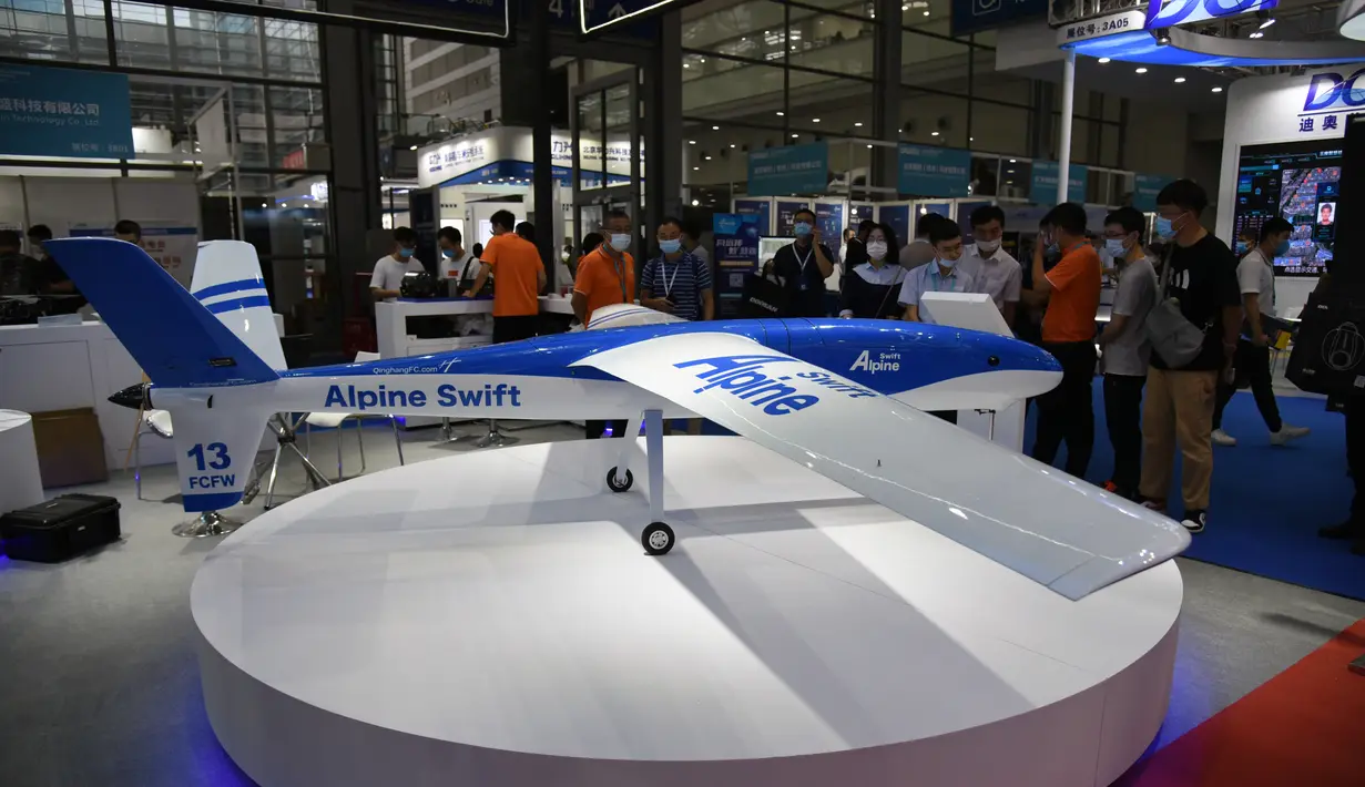 Orang-orang mengunjungi Pameran Drone Internasional Shenzhen ke-5 di Provinsi Guangdong, China selatan (13/9/2020). Kongres Drone Dunia 2020 dan Pameran Drone Internasional Shenzhen ke-5 dibuka di Shenzhen pada Minggu (13/9). (Xinhua/Wang Feng)