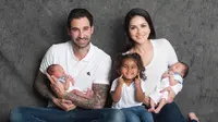 Sunny Leone, Daniel Weber dan anak-anak mereka [foto: instagram/sunnyleone]