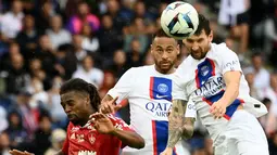 Selain merancang satu assist, Messi juga menciptakan beberapa kali kesempatan. Salah satunya sundulan yang membentur tiang gawang Brest. (AFP/Franck Fife)