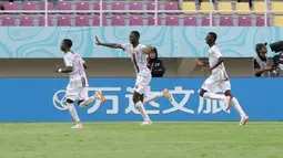 Selebrasi pemain Timnas Mali U-17, Mamadou Doumbia (tengah), setelah mencetak gol ke gawang Uzbekistan U-17 dalam pertandingan babak penyisihan Grup B Piala Dunia U-17 2023 di Stadion Manahan, Solo, Jumat (10/11/2023). (Bola.com/Arief Bagus)