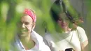 Justin Bieber pun menghormati keputusan Selena Gomez yang kali ini ingin menjalani hubungan pelan-pelan. Ia pun memberikan sedikit jarak untuk Selena. (Elle UK)