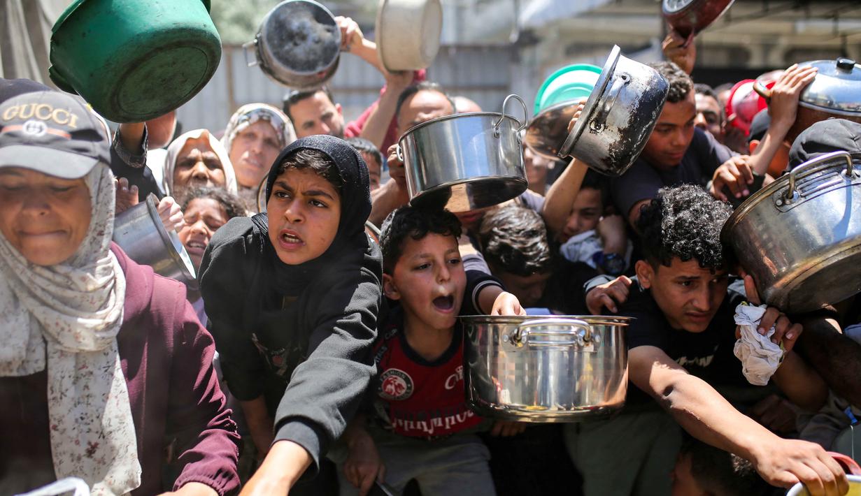 Jutaan orang di Gaza kesulitan mengakses makanan yang cukup meskipun upaya kemanusiaan terus dilakukan. Tampak dalam foto, orang-orang berebut untuk mendapatkan makanan hangat di kamp pengungsi Palestina, Nuseirat, Jalur Gaza Tengah pada Kamis 7 Mei 2026. (Eyad Baba/AFP)