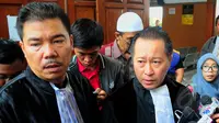 Kuasa hukum Suryadharma Ali, Johnson Panjaitan (kiri) dan Humphrey Djemat memberi keterangan di PN Jakarta Selatan, Senin (30/3/2015). Sidang gugatan praperadilan SDA ditunda hingga besok, Selasa (31/3). (Liputan6.com/Yoppy Renato)