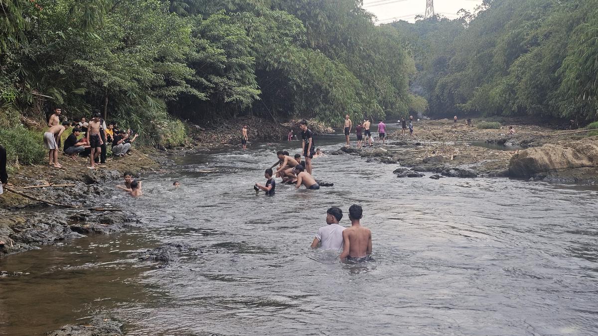 Ciliwung Surut, Warga Depok Jadikan Wahana Permainan Air