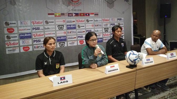 Ketua Asosiasi Sepak Bola Wanita Indonesia, Papat Yunisal (dua dari kiri). (Liputan6.com/Indra Pratesta)