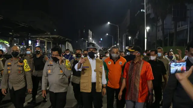 Gubernur DKI Jakarta Anies Baswedan meninjau lokasi sejumlah Halte Transjakarta yang dirusak oleh pendemo UU Cipta Karya.