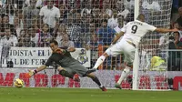 Claudio Bravo tak berdaya antisipasi tembakan Benzema ( REUTERS/Stringer)