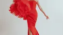 Penampilan luar bisa Jessica Mila dibalut gaun megah berwarna merah. Off-the-shoulder dress ini memiliki detail ruffles yang dramatis di salah satu sisi, high-slit, dan train yang menjuntai ke lantai. Foto: Instagram.